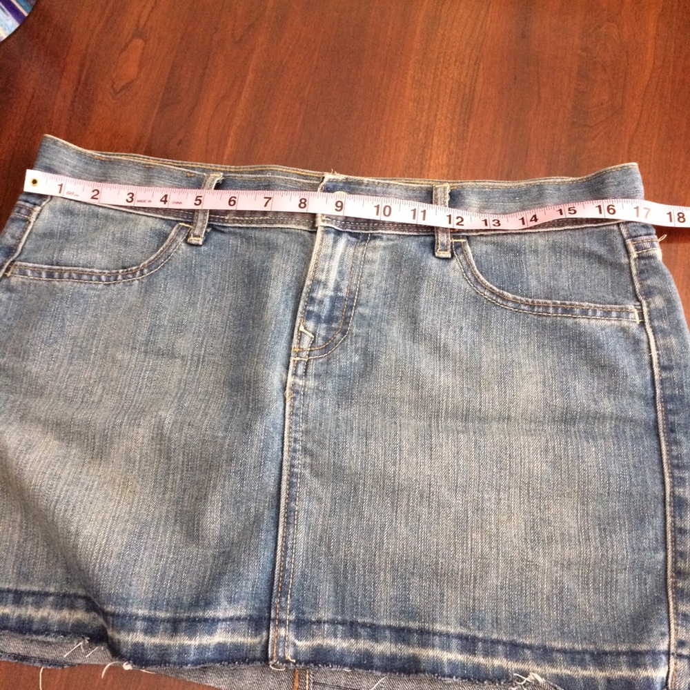 Old Navy Denim raw edge mini skirt : size 8 - Picture 5 of 6